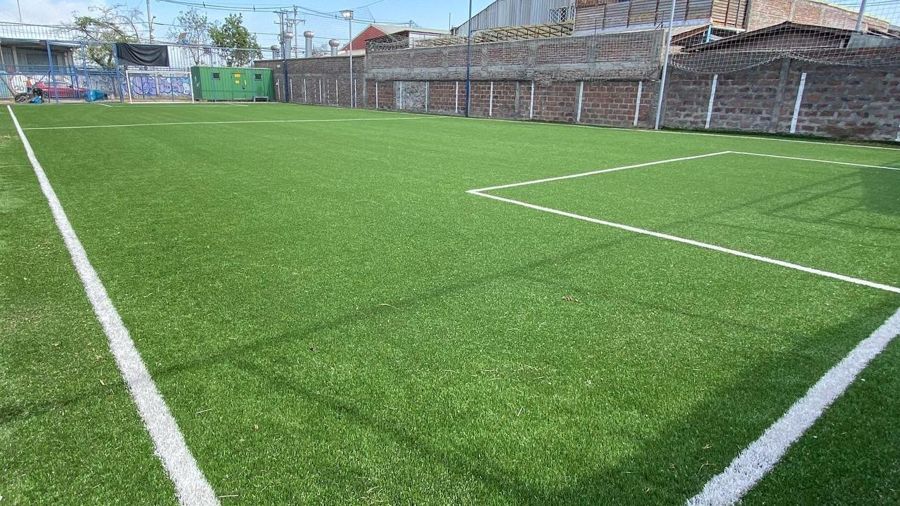 Cancha de pasto sintético de la sede La Granja en un día despejado
