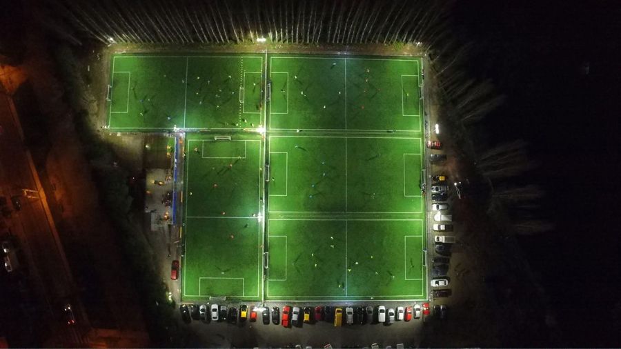 Vista aérea nocturna de las canchas de fútbol de la sede Maipú