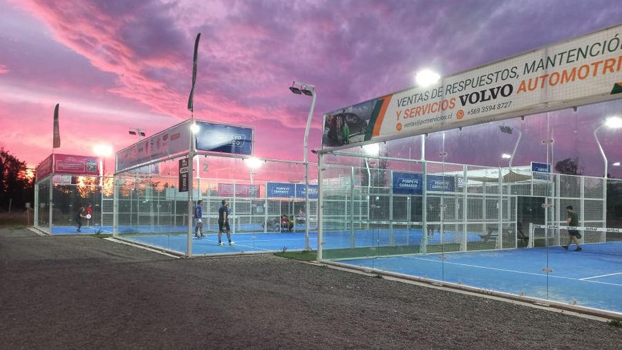 Canchas de pádel de la sede Maipú al atardecer